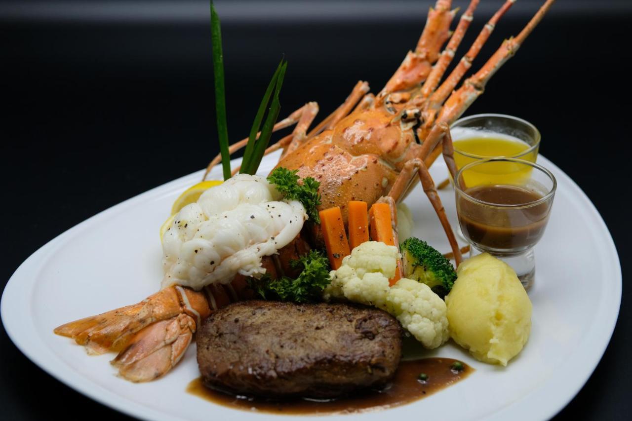 The Royal Palm Beach Front Patong Екстер'єр фото